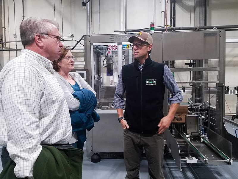 Fred Kenney, ACEDC执行董事 & 伊丽莎白·伯丁，ACEDC财务总监 tour Aqua Vitea's new bottling line with Jordan Benjamin, AquaVitea首席财务官